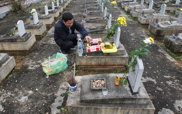 http://www.inseasia.com/wp-content/uploads/2016/01/Vietnam’s-Viet-Laos-cemetery-contains-the-remains-of-thousands-of-people-who-died-in-the-Vietnam-War-—-but-most-are-still-unidentified..jpg