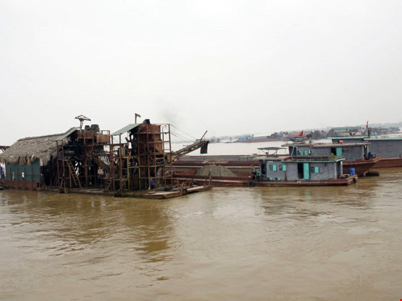 Continuous sand dredging on the Red River